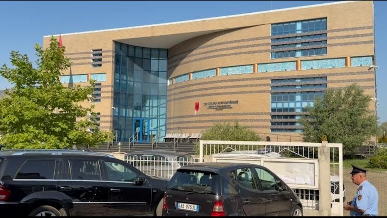 Plagosja me thikë e 32-vjeçarit brenda poliklinikës në Shkodër, babë e bir paraqiten në Gjykatë për masën e sigurisë
