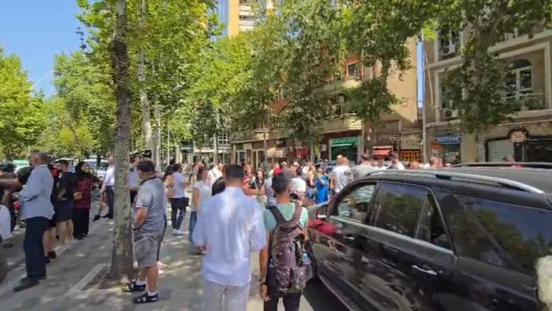 Sot Kuvend, një grup qytetarësh në protestë! Bllokojnë të dyja anët e rrugës, sulmojnë me vezë makinat e deputetëve