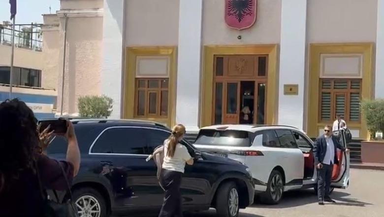 Protestuesit qëllojnë me vezë makinën e Kumbaros dhe Çuçit 