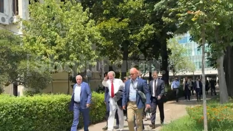 Berisha rikthehet në Kuvend, por ‘u fshihet’ protestuesve! Hyn nga ana e rrethuar me barriera metalike