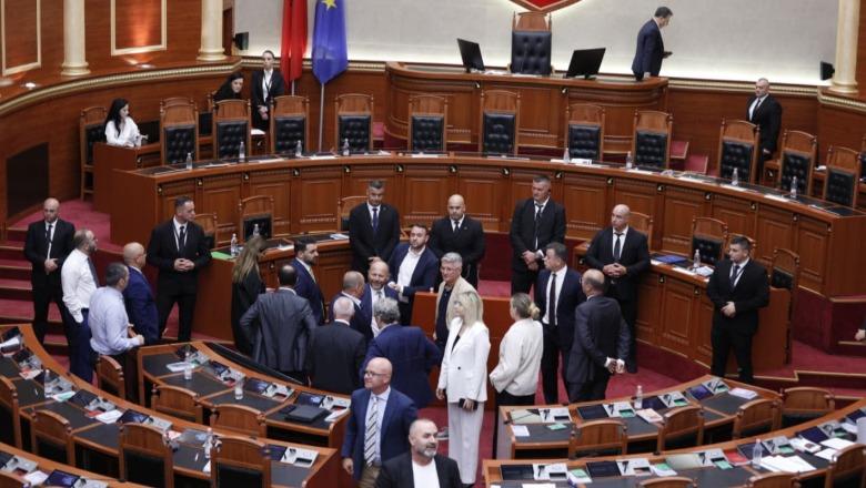 Raporti i Avokatit të Popullit, Bardhi: Provokim për opozitën, është zgjedhur në flagrancë me Kushtetutën! Opozita bllokon foltoren, 5 minuta pushim