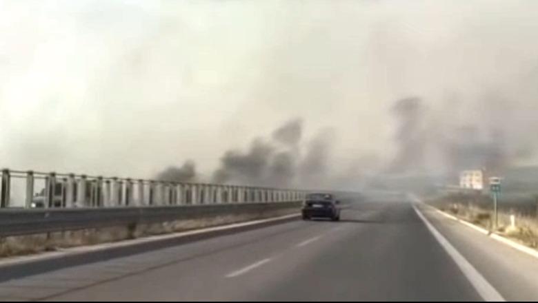 Flakët përfshijnë 2 km në autostradën Fier–Vlorë