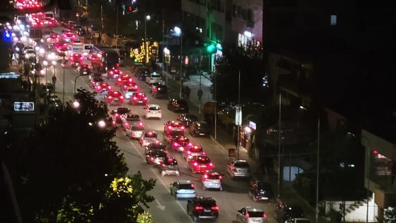 Një makinë për çdo tre shqiptarë, mbi 1 milion mjete rrugore të regjistruara në Shqipëri në 2025, rriten me 91% automjetet elektrike