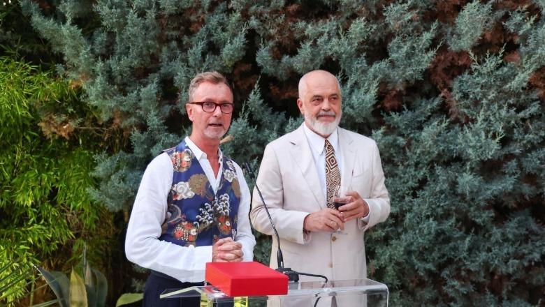 'Ky vend do të mbetet në zemrën time', në fund të mandatit 3-vjeçar Gonzato dekorohet nga Rama dhe falënderon shqiptarët: Shihemi në BE!