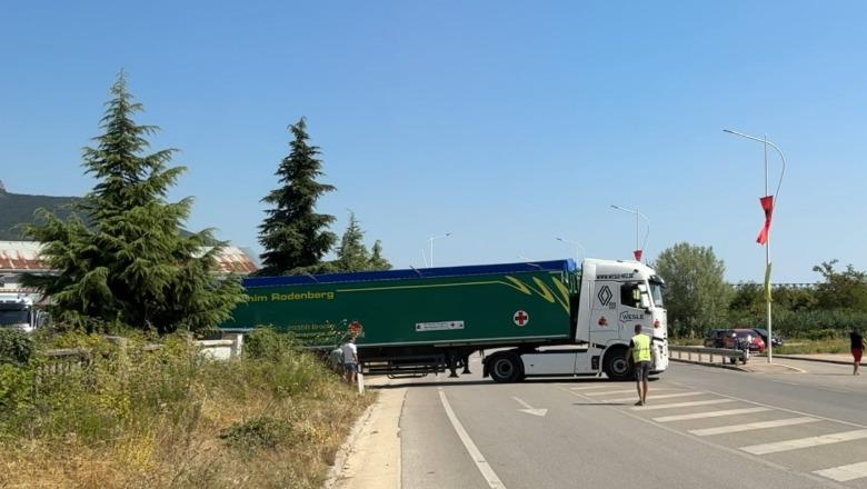 Pajisje për shkollat dhe ndihma për familjet, Pogradeci mirëpret tre kamionë me ndihma nga Gjermania