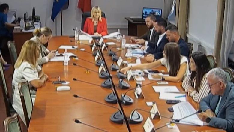 Gonxhja: Protesta bllokoi Jennifer Lopez, investimi për Kanye West u justifikua