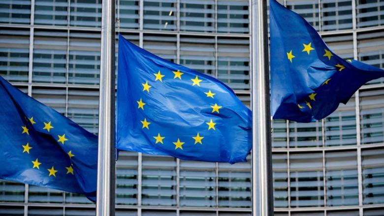 Kosovë/ Albulena Haxhiu dekretoi lirimin nga detyra të shtatë prokurorëve serbë, BE: Nuk është në përputhje me ligjin