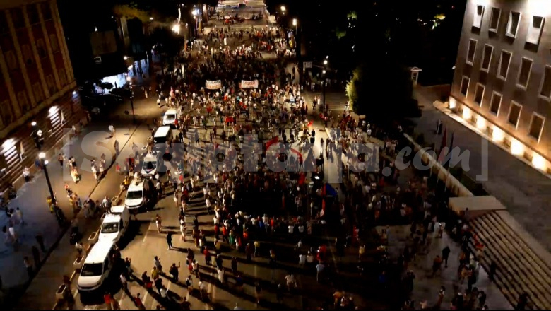 Më të paktë në numër, qytetarët në protestë për të 52-ën ditë! Organizatorët i përgjigjen Ramës për Paketën e Maleve: Shqipëria, në shitje