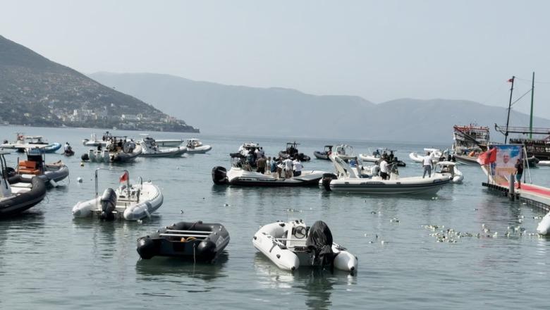 Vlorë/ Lamtumira e fundit, familjarë e miq hedhin trëndafila në det në kujtim të Enrik Mehmetit