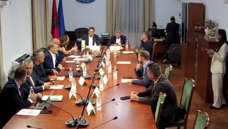 ‘Zgjedhorja’/ PD refuzon seancën dëgjimore me nëndrejtorin Bizhga: Duhet të vijë Hita, zhvlerësoi autoritetin e Kuvendit! Shtyhet mbledhja