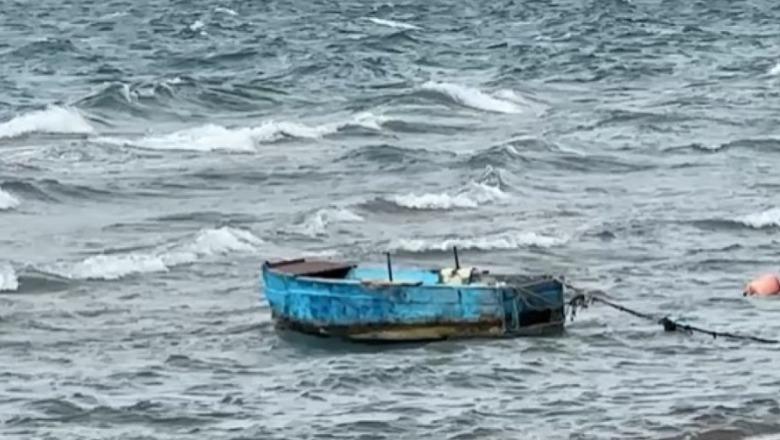 Stuhia rrezikoi dhjetëra qytetarë nga Karaburuni në Ksamil, mungoi paralajmërimi për përkeqësimin e motit, policia nxjerr në breg 10 mjete me pasagjerë
