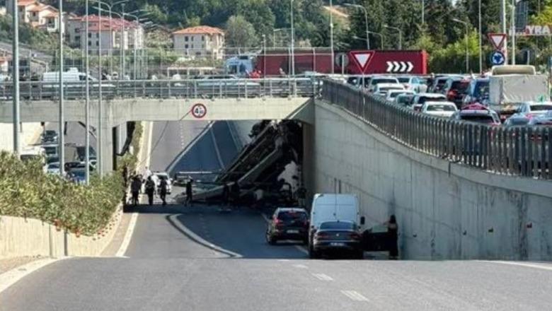 Aksident i rëndë pranë TEG-ut, një betoniere bie nga lart në autostradë