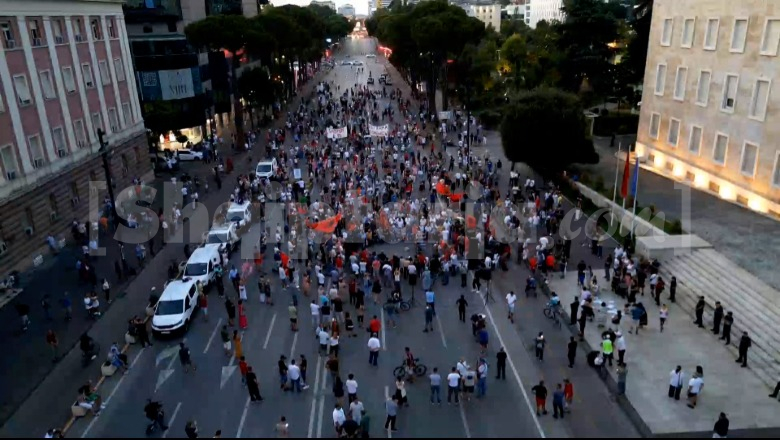 Protesta në ditën 53-ë, të rinjtë maskohen me fytyrat e politikanëve të PS dhe PD! Improvizojnë një lojë bixhozi duke ndarë hartën e Shqipërisë