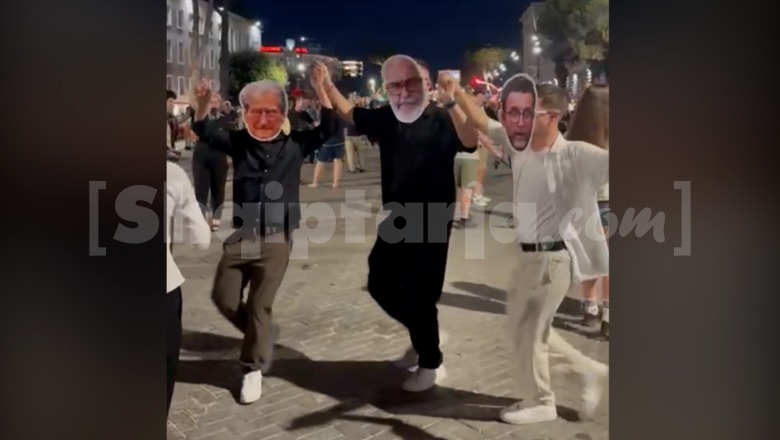 Protestuesit ia marrin valles para Kryeministrisë, e kryeson 'Berisha' (VIDEO)