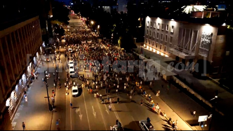 Protesta në ditën 53-ë, të rinjtë maskohen me fytyrat e politikanëve të PS dhe PD! Improvizojnë një lojë bixhozi duke ndarë hartën e Shqipërisë