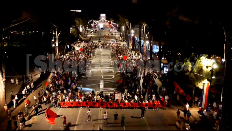 Protesta në ditën 53-ë, të rinjtë maskohen me fytyrat e politikanëve të PS dhe PD! Improvizojnë një lojë bixhozi duke ndarë hartën e Shqipërisë