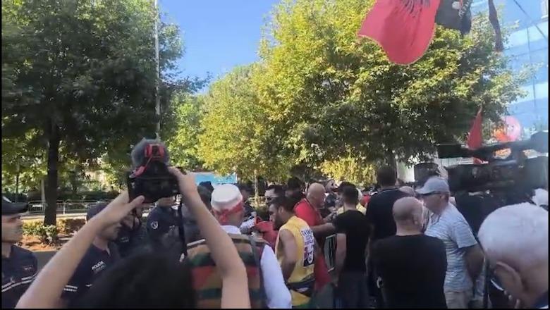 Sot protestë, rrethohet parlamenti: Deputetë frikacakë! Ambasada amerikane paralajmëron: Kujdes, mund të jetë e dhunshme!