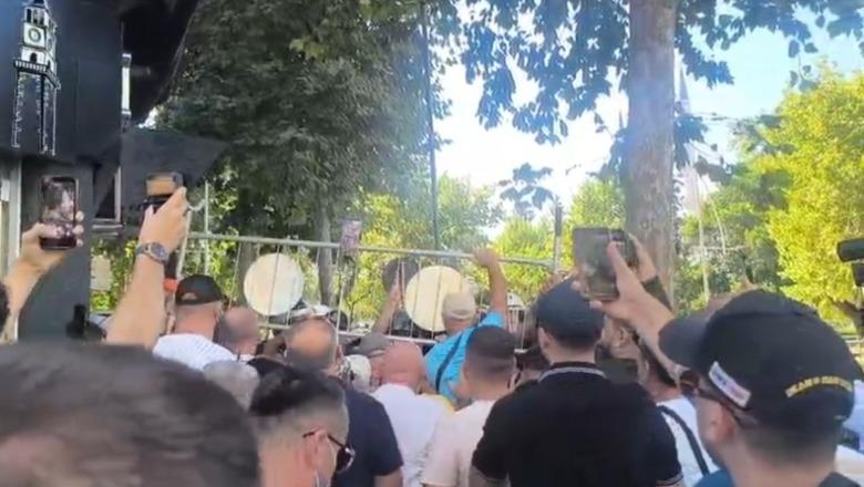 Protesta te Kuvendi, protestuesit heqin gardhin metalik