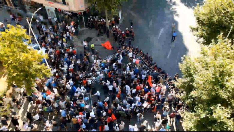 Protestë para Kuvendit/ Protestuesit heqin gardhin metalik, qëllojnë policët me vezë e domate