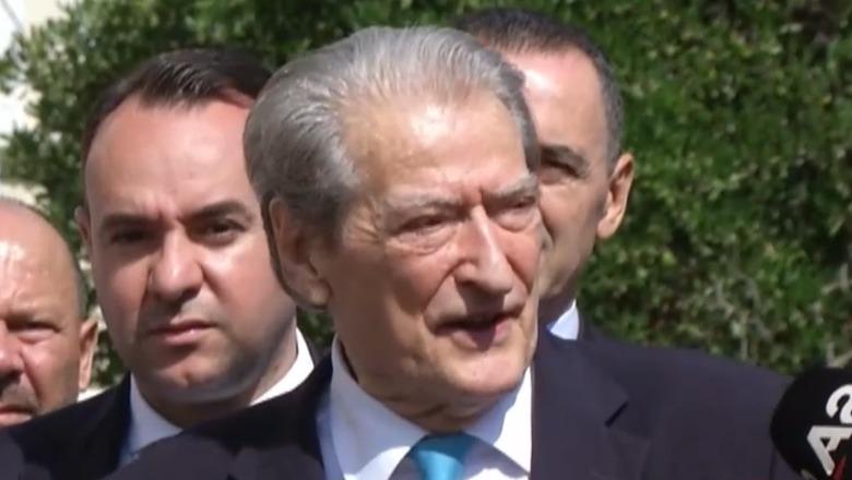 Protesta/ Grupi i PD mbërrin në Kuvend, Berisha: Parlamenti të deklarojë shkrirje, i vetmi vendim i drejtë