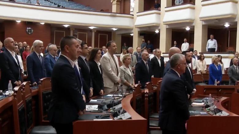 Seanca plenare nis me 1 minutë heshtje në nderim të akademikut Emin Riza