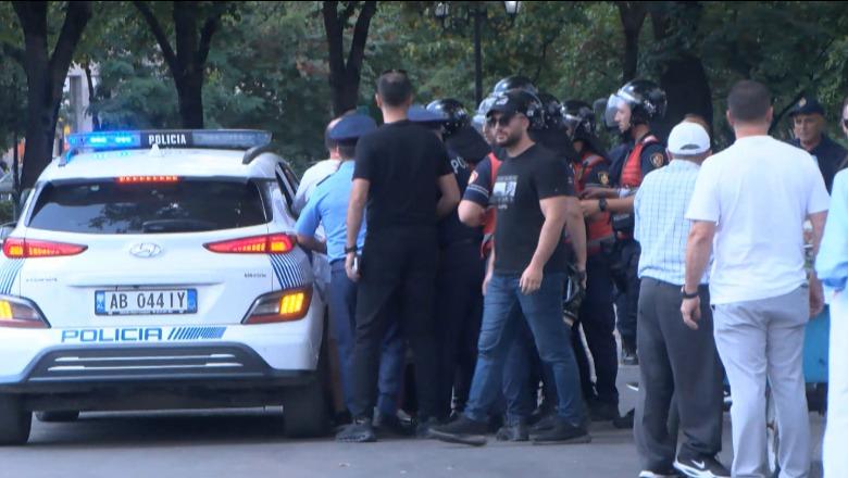 Përplasjet me policinë, 1 shoqëruar te 'Rruga e Elbasanit'