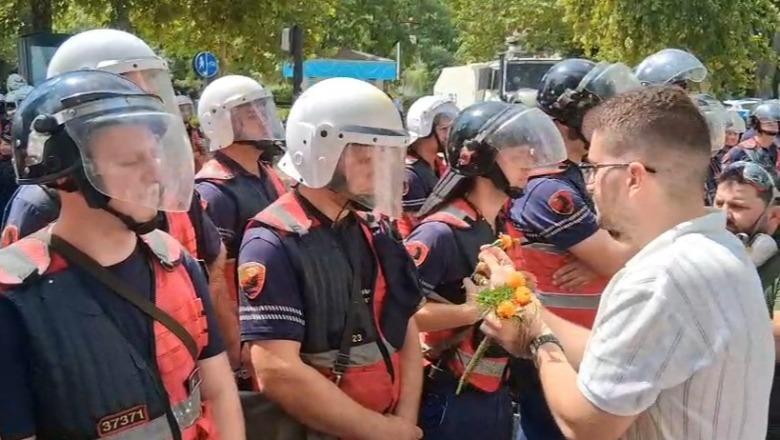 Shenjë ‘pajtimi’? Protestuesit u dhurojnë lule policëve
