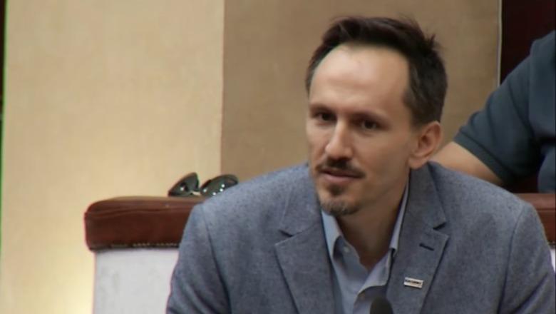‘Po e mbyllni me vezë’, Muçi ‘parashikon’ sesionin parlamentar të shtatorit: Hyni në zgjedhje të parakohshme, po fituat 100 mandate, hallall!