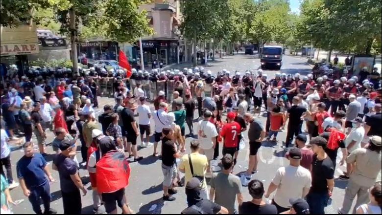 Dhuna në protestën te Kuvendi, nesër masa për 2 protestuesit! Njëri siguroi kapsollat, tjetri plagosi një polic me to