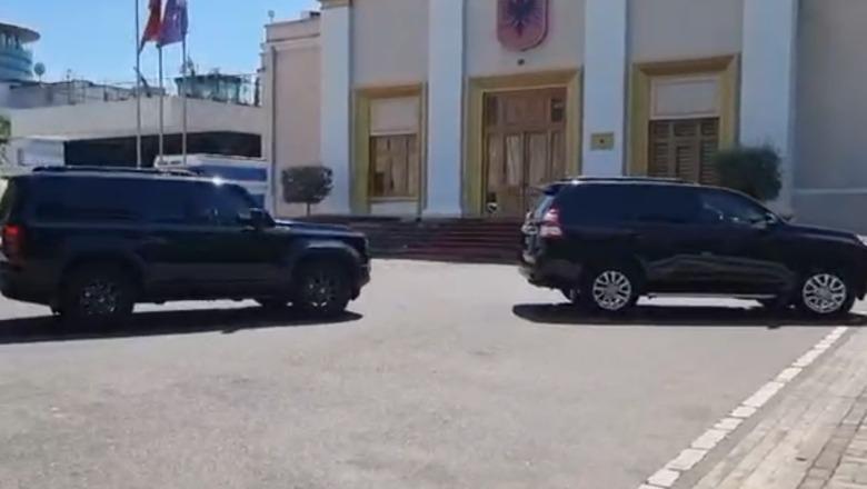 Kryeministri Edi Rama mbërrin në Kuvend