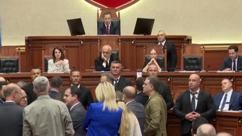 Kuvend/ PD bllokon foltoren, nuk lejon Maznikun të prezantojë raportin për Territorialen! Rama në seancë, PS kalon direkt në votim