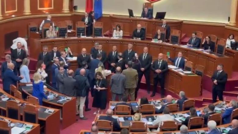 Kuvend/ Deputetët e opozitës presin kryeministrin me këngën ‘Rama jepe dorëheqjen’