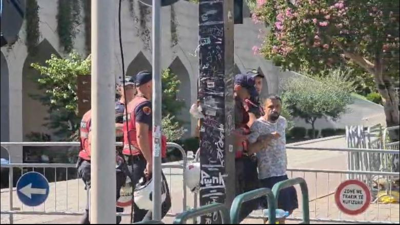 Protesta para Kuvendit, shoqërohet nga policia protestuesi Erlis Sina