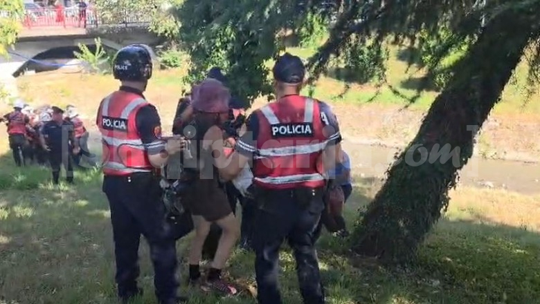 Përplasjet me policinë, efektivët shoqërojnë edhe disa protestues të tjerë