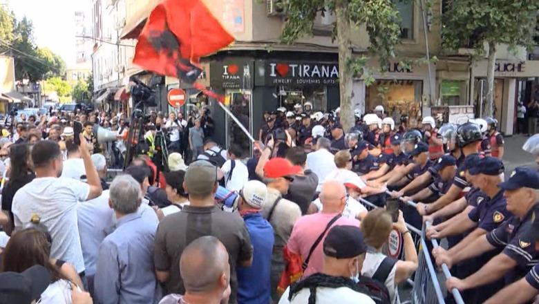 Përplasje te Kuvendi, 6 policë lëndohen dhe 11 protestues në spital