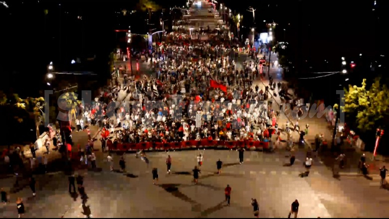 Pas akteve të dhunës te Kuvendi, qytetarët mblidhen në protestë te Kryeministria: Lironi protestuesit, dhuna policore nuk na ndal