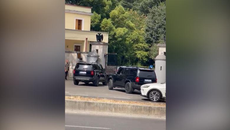 Mbledhja e grupit të PS dhe qeverisë, Rama mbërrin te Pallati i Brigadave