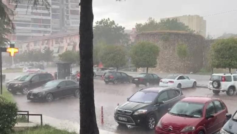 Stuhia me shi e breshër godet Elbasanin, rrugët përmbyten dhe era e fortë sjell probleme në qytet