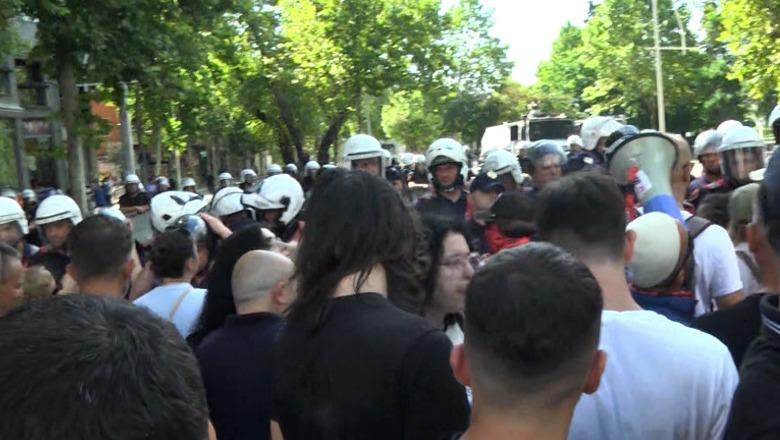 Protesta te Kuvendi, 32 të shoqëruar, 2 në pranga pas përplasjeve me policinë