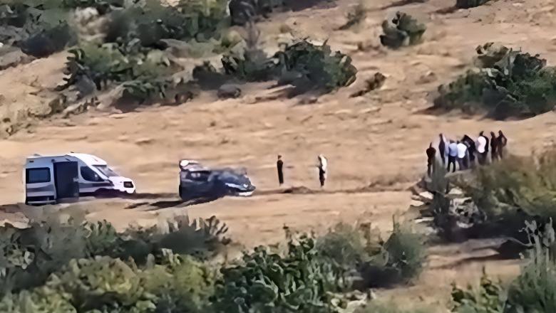 Roskovec/ Pas vetëvrasjes së 35 vjeçarit Refit Buzi, zona rrethohet nga policia, mbërrin ambulanca (VIDEO)