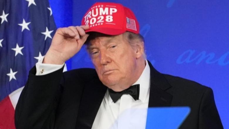 Trump në darkën e korrespondentëve, mes batutave dhe fyerjeve! Më pas bën shaka me kapelen e kuqe, duke 'ngrirë' sallën: Synimi im është të kandidoj për një mandat të tretë
