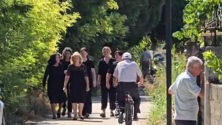U vranë me armë gjahu nga ish-dhëndri, përcillen në banesën e fundit bashkëshortët në Roskovec