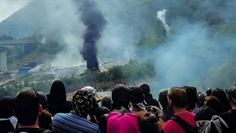 Protesta të dhunshme kundër ndërtimit të trenit në veri të Italisë, 700 të maskuar mësyjnë në kantier, 150 efektivë të plagosur