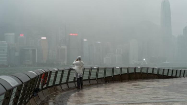 Mbi 715 mijë të evakuuar dhe 350 fluturime të anuluara, tajfuni më i fuqishëm i vitit godet Kinën dhe Hong Kongun