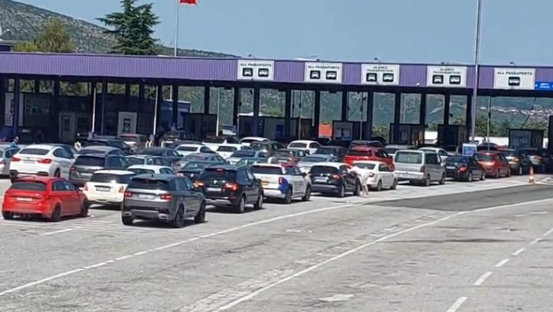 Emigrantët kthehen në vendlindje, fluks automjetesh drejt Kosovës! Dogana e Vërmicës aplikon procedura të përshpejtuara