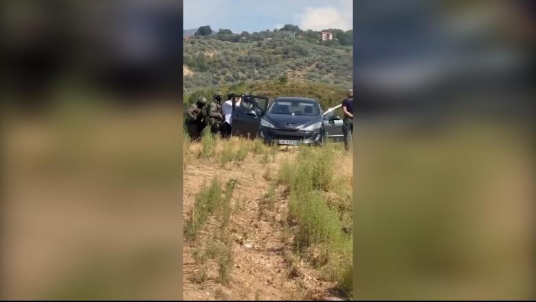 Qëlloi veten pasi liroi 24-vjeçaren, Report Tv siguron videon kur policia rrethon makinën e Nertil Buzit