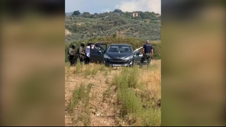 Qëlloi veten pasi liroi 24-vjeçaren, Report Tv siguron videon kur policia rrethon makinën e Nertil Buzit