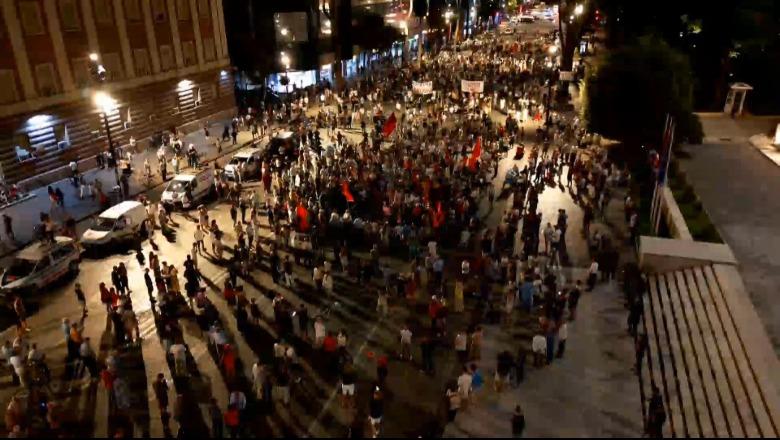 Dita e 57-të e protestës, thirrjet: Rama është i pabesë, nuk ikim nga sheshi derisa ta largojmë! Policia mos të instrumentalizohet (VIDEO)