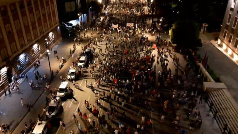 Dita e 57-të e protestës, thirrjet: Rama është i pabesë, nuk ikim nga sheshi derisa ta largojmë! Policia mos të instrumentalizohet (VIDEO)