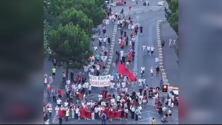 Protestuesit refuzojnë platformën ‘Besa’, reagon Balla: Mos të lodhen duke krrokatur, është për flamingot dhe jo sorrat e korbat
